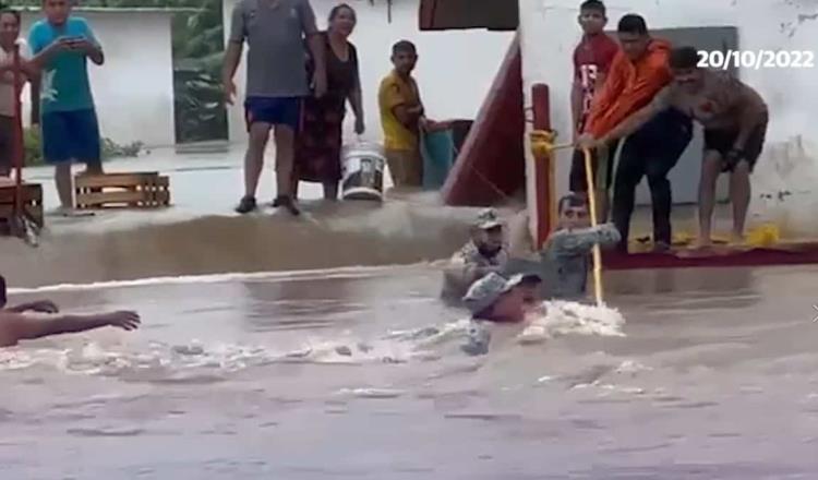 [VIDEO] Dios mío, con cuidado, elemento de Guardia Nacional y civil casi son arrastrados por río en Teapa