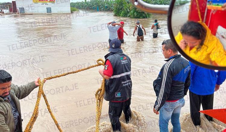 Incremento de río atrapa a 50 personas en Teapa