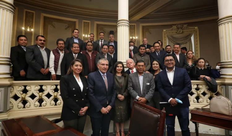 Con protesta de diputados del PAN, Adán Augusto socializa en Congreso de Puebla, reforma militar