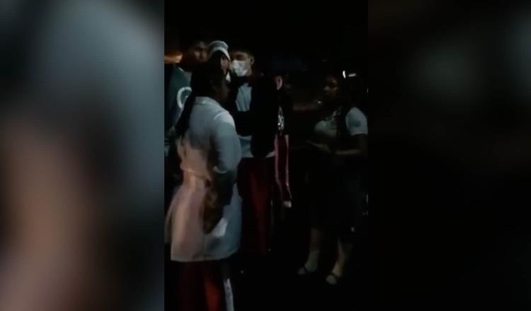 Estudiante de Cobatab de Parrilla encara y golpea a su compañera en la vía pública