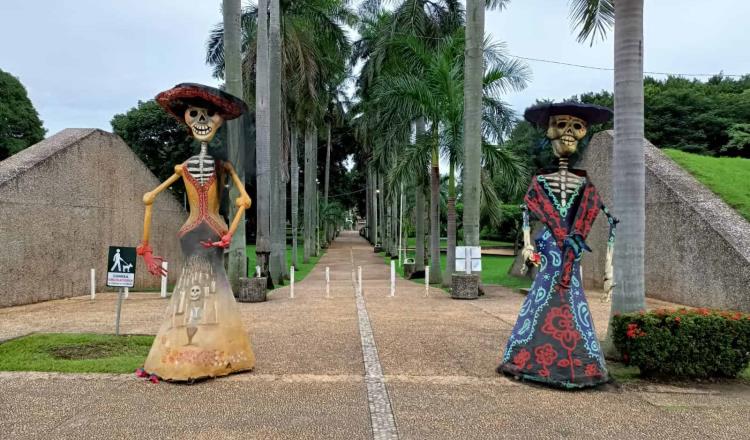 Inicia colocación de “catrinas monumentales” en Villahermosa… previo al Día de Muertos