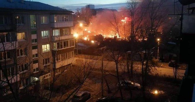 Avión ruso se impacta en edificio de Siberia; 2 tripulantes fallecieron