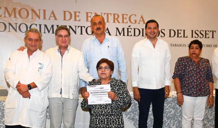 Galardona Gobierno de Tabasco a 57 médicos destacados del ISSET