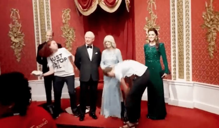 Activistas lanzan pastelazo a figura de cera del Rey Carlos III