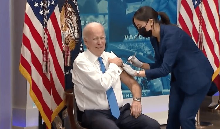 Biden recibe nueva dosis de vacuna contra COVID