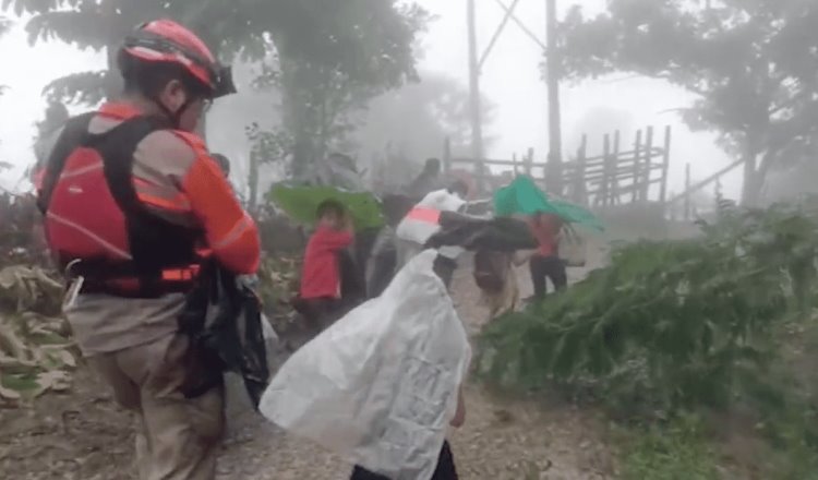 Aplica Ejército Plan DN-III en Pichucalco; colapso de cerro deja viviendas sepultadas