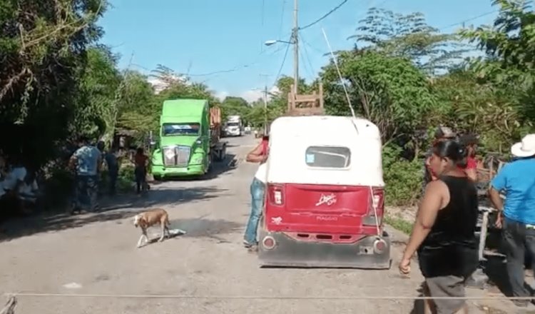 Habitantes de Acachapan y Colmena ajustan 6 días de plantón en reclamo a Pemex