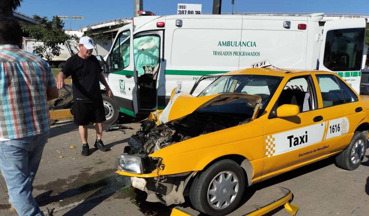 Choque de ambulancia contra taxi en Distribuidor La Pigua deja 2 lesionados