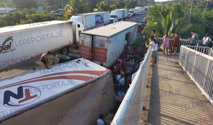 [VIDEO] Rapiñan tráiler cargado de cerveza en la Villahermosa-Frontera