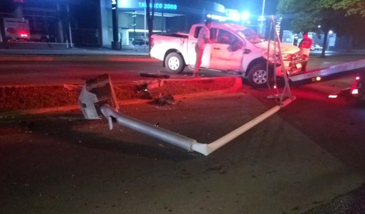 Camioneta choca contra luminaria en prolongación de Usumacinta