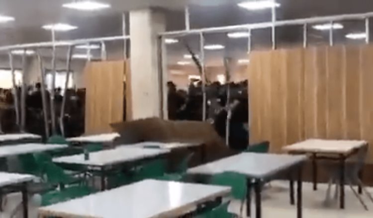 Universitarios derriban pared que segregaba a hombres y mujeres en cafetería en Irán
