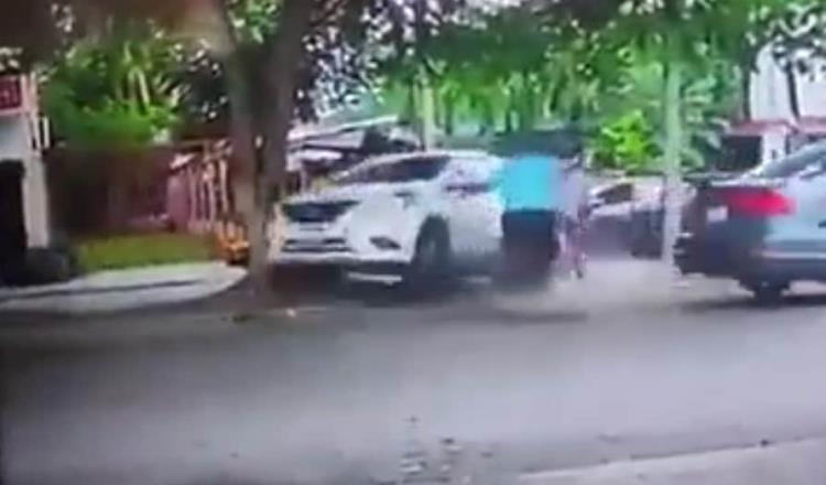 [VIDEO] Automovilista embiste a presuntos asaltantes en Comalcalco