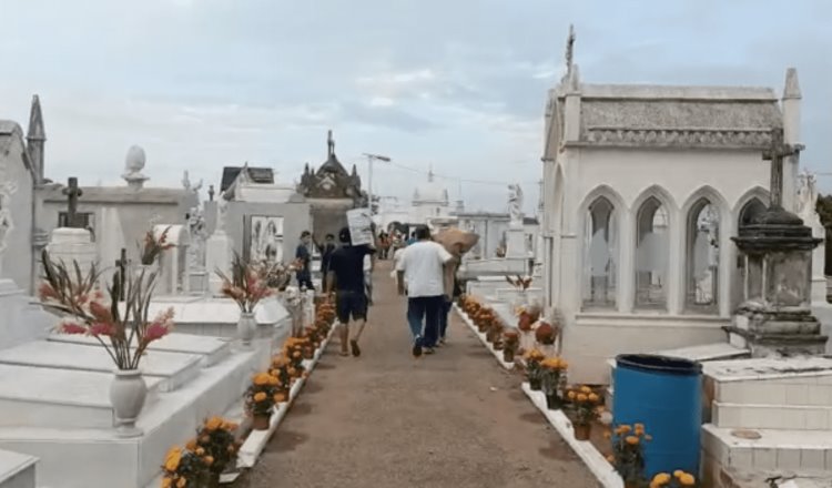 Familias mantienen viva la tradición de la visita a los fieles difuntos en el Panteón Central de Villahermosa