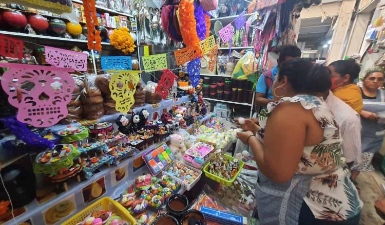 Abarrotan mercado Pino Suárez previo a Día de Muertos