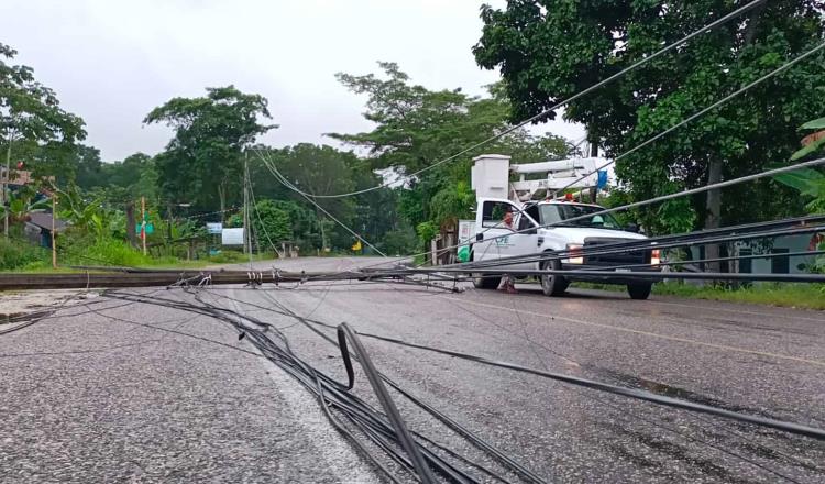Auto choca contra postes y provoca cierre parcial en la Villahermosa-Nacajuca por más de 6 horas