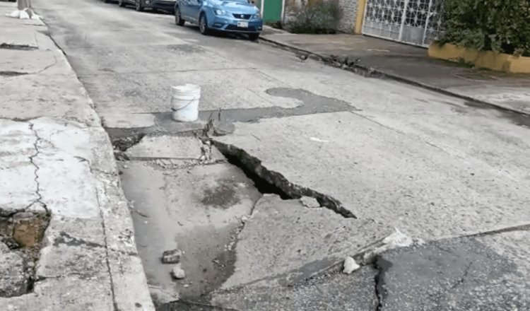 Se forman socavones en el Centro de Villahermosa; ciudadanos denuncian que los han reportado desde hace 6 meses