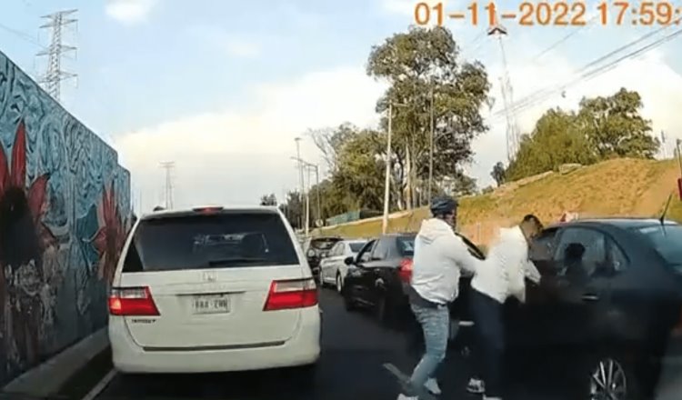 Sujetos aprovechan tráfico para asaltar a automovilista en la CDMX