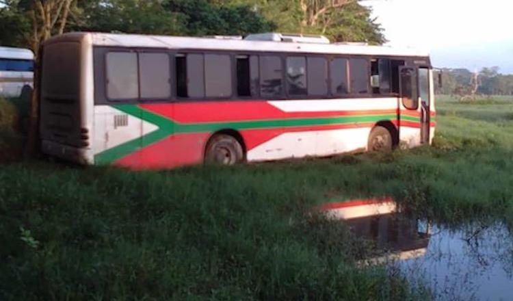 Autobús de pasajeros se sale de la carretera en la vía Torno Largo-Villahermosa 