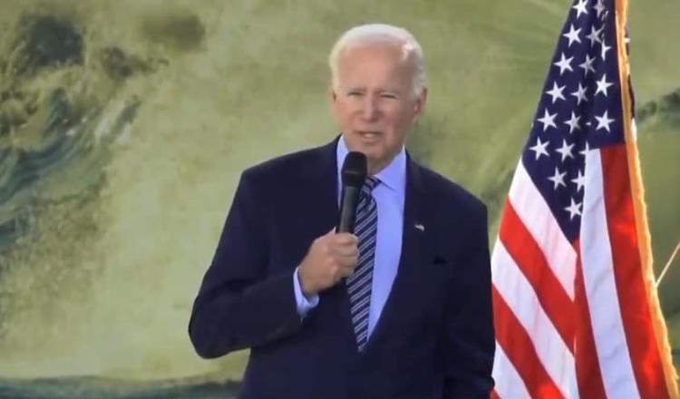 Joe Biden vuelve a cometer pifias en discurso público; se salta un milenio para la transición energética de vehículos 