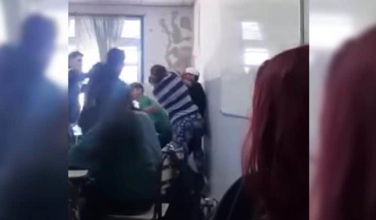 [VIDEO] Mamá irrumpe en salón de clases y se va contra alumno que hace bullying a su hijo
