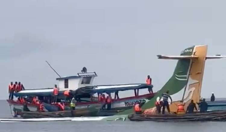 [VIDEO] Mueren 19 personas tras estrellarse avión en lago de Tanzania