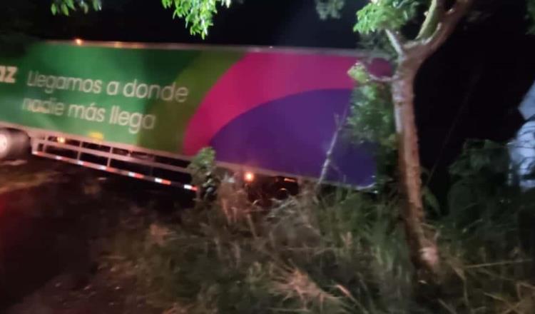 Choca tráiler con camioneta en la Villahermosa-Frontera; hay una persona grave