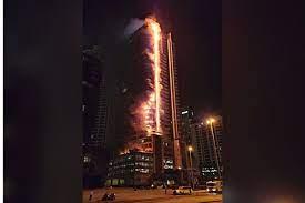 Arde rascacielos de 35 pisos en Dubái