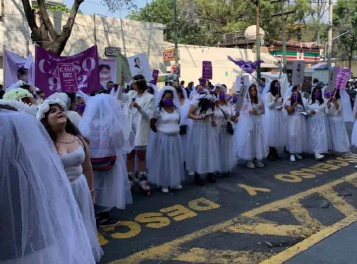 Mujeres vestidas de novia protestan en la FGR y el Ángel de la Independencia por violencia vicaria