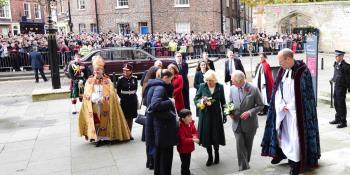 [VIDEO] Lanzan huevos al rey Carlos III; detienen a agresor