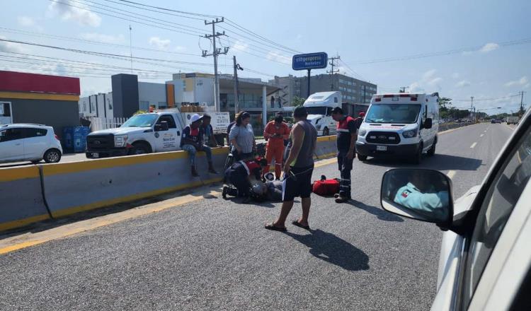 Choca pochimóvil contra motociclista en Paraíso; hay 2 lesionados