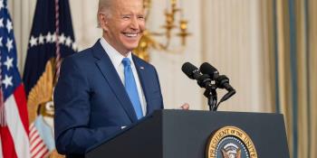 Biden celebra que EE. UU. libró la "marea roja" de los republicanos