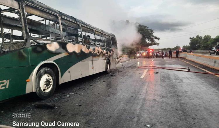 Colapsa la Teapa-Villahermosa por incendio de autobús