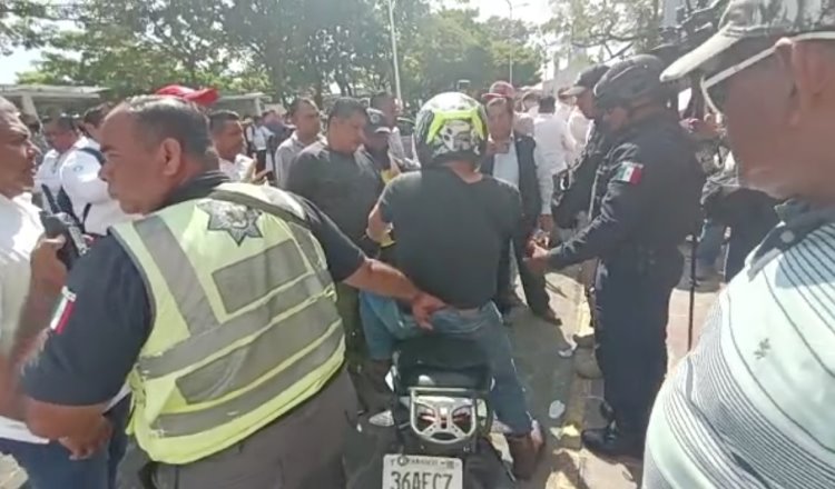 Tras forcejeos detienen a motociclista presuntamente ebrio frente al congreso local