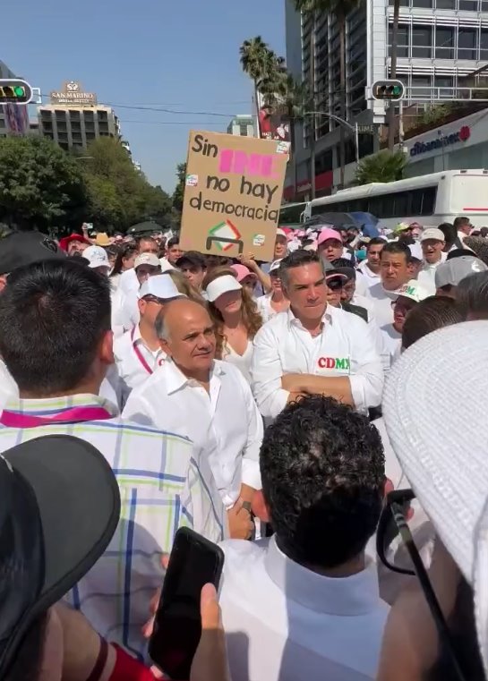 Alito sufre en la Marcha por la democracia