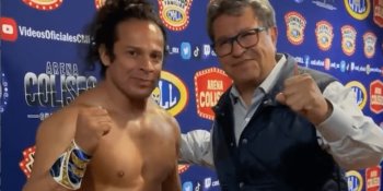 No todo es trabajo, Monreal va a la lucha libre y pide apoyar al deporte nacional