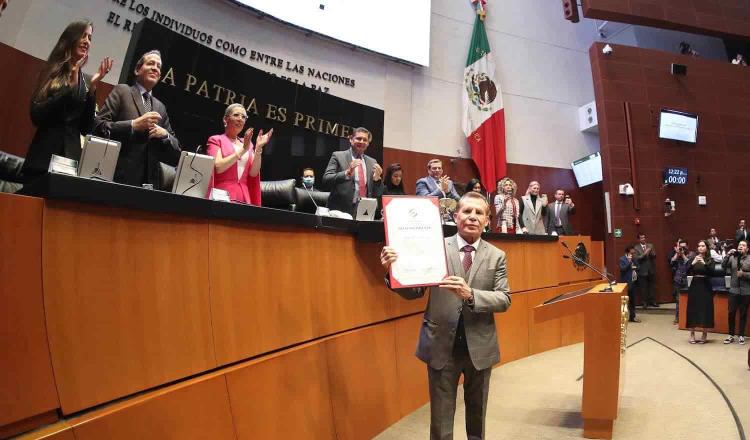 Julio César Chávez recibe reconocimiento por trayectoria deportiva en el Senado