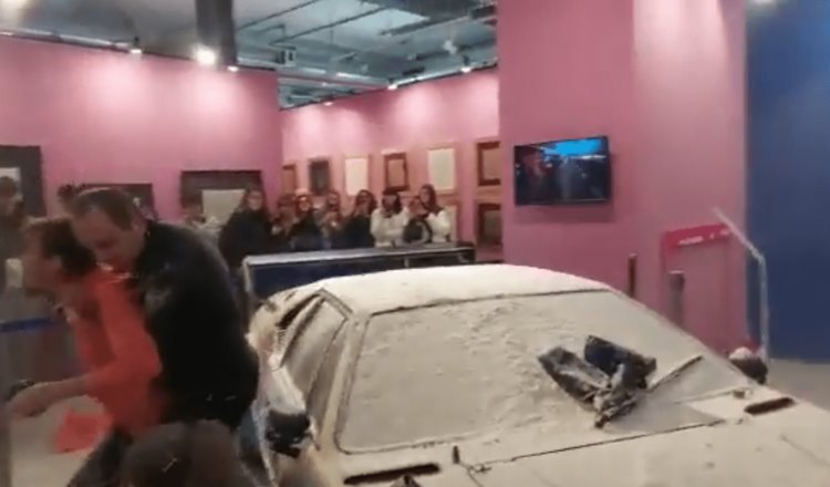 [VIDEO] Cubren con harina automóvil de Warhol exhibido en Milán