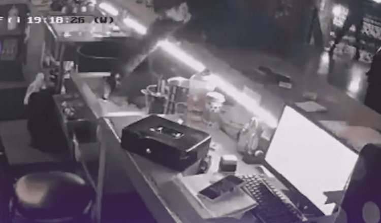 Atacan a 2 empleados en bar de Celaya; cámaras registran agresión