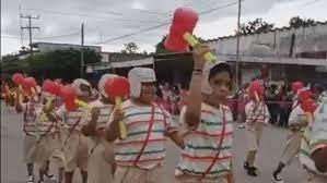 Con desfile de El Chavo del 8, primaria en Veracruz celebra 50 años de fundación