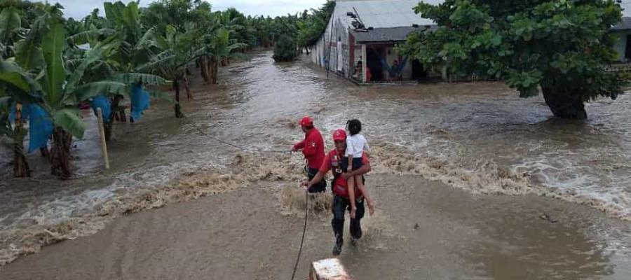 Evacuan a familias de la ranchería López Rayón tras desbordamiento de río Teapa