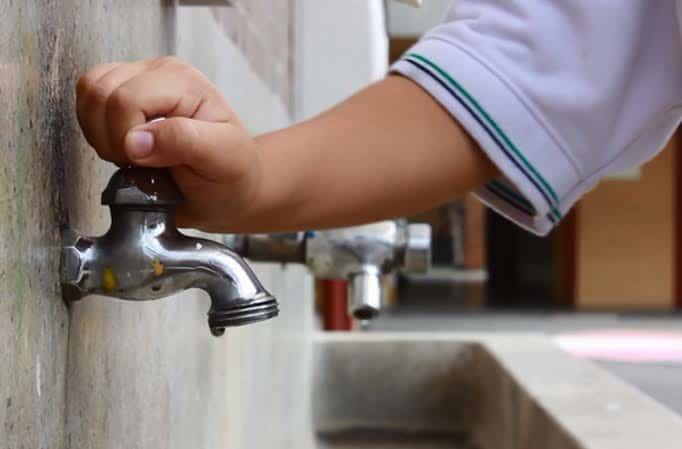 65% de niños en México evita usar baños en escuelas por falta de higiene
