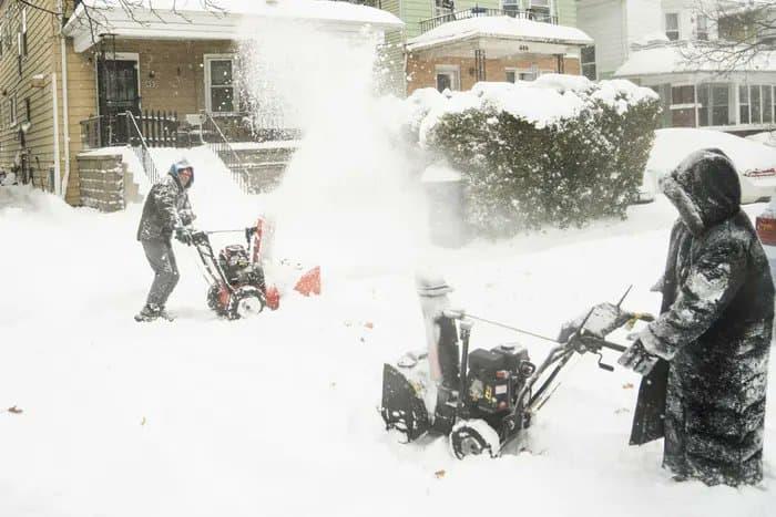 Azota fuerte nevada a NY; declaran estado de emergencia