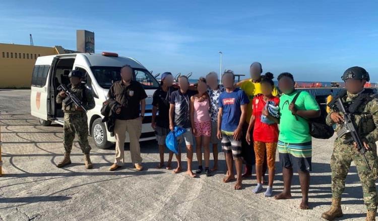 Rescatan a 8 migrantes cubanos en Yucatán; iban a la deriva en el mar