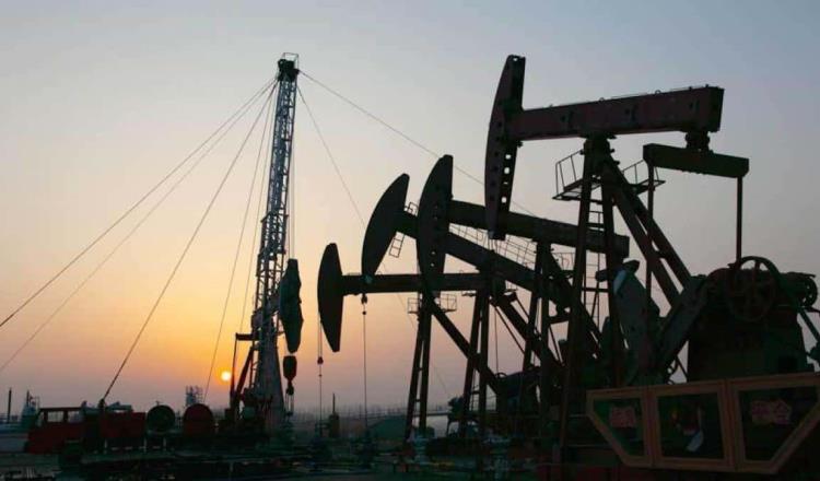 Barril de petróleo registra su precio más bajo desde 2021