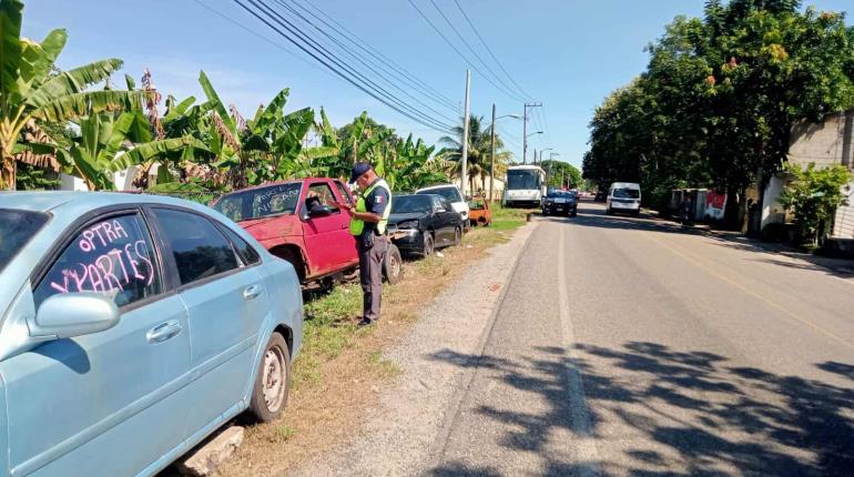 Emplaza PEC a chatarrera para retirar vehículos de la carretera a Río Viejo