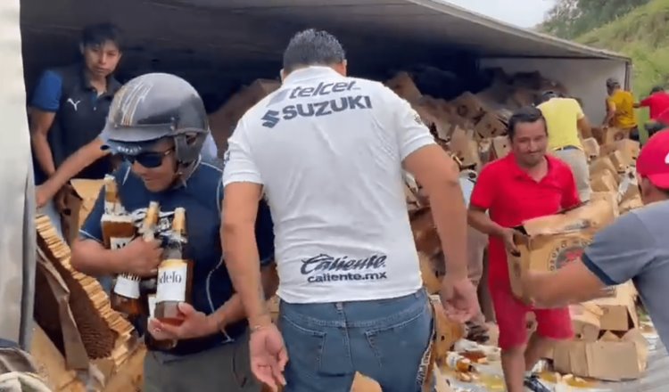 [VIDEO] “Sácate un cartón”, rapiñan tráiler con cervezas en Veracruz