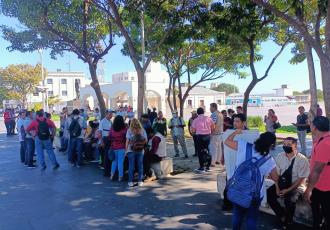 Con protesta en Plaza de Armas, trabajadores de Salud exigen basificación