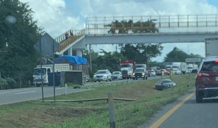 Vuelca camioneta cargada de plátano en la entrada a Cucuyulapa