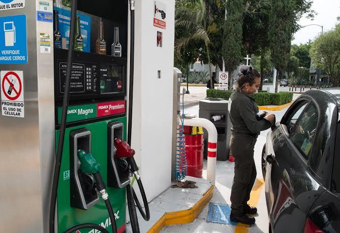 Elimina Hacienda IEPS a gasolina Premium; conductores pagarán más por cada litro