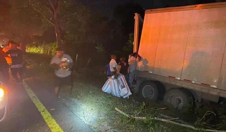 Rapiñan tráiler cargado de productos para bebé en la Cárdenas-Villahermosa